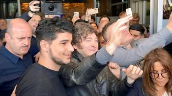Agustín Pellegrini junto a Javier Milei durante la visita del presidente a la ciudad de Santa Fe.