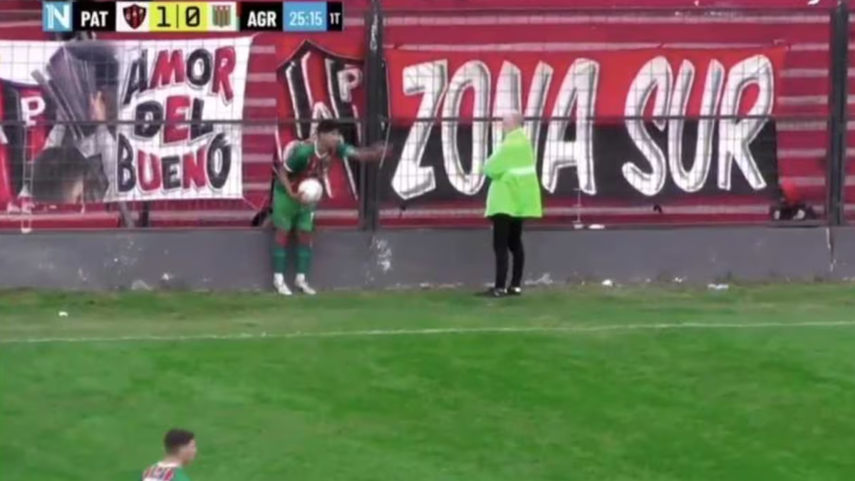 Un hincha de Patronato le bajó los pantalones a un jugador de Agropecuario en pleno partido