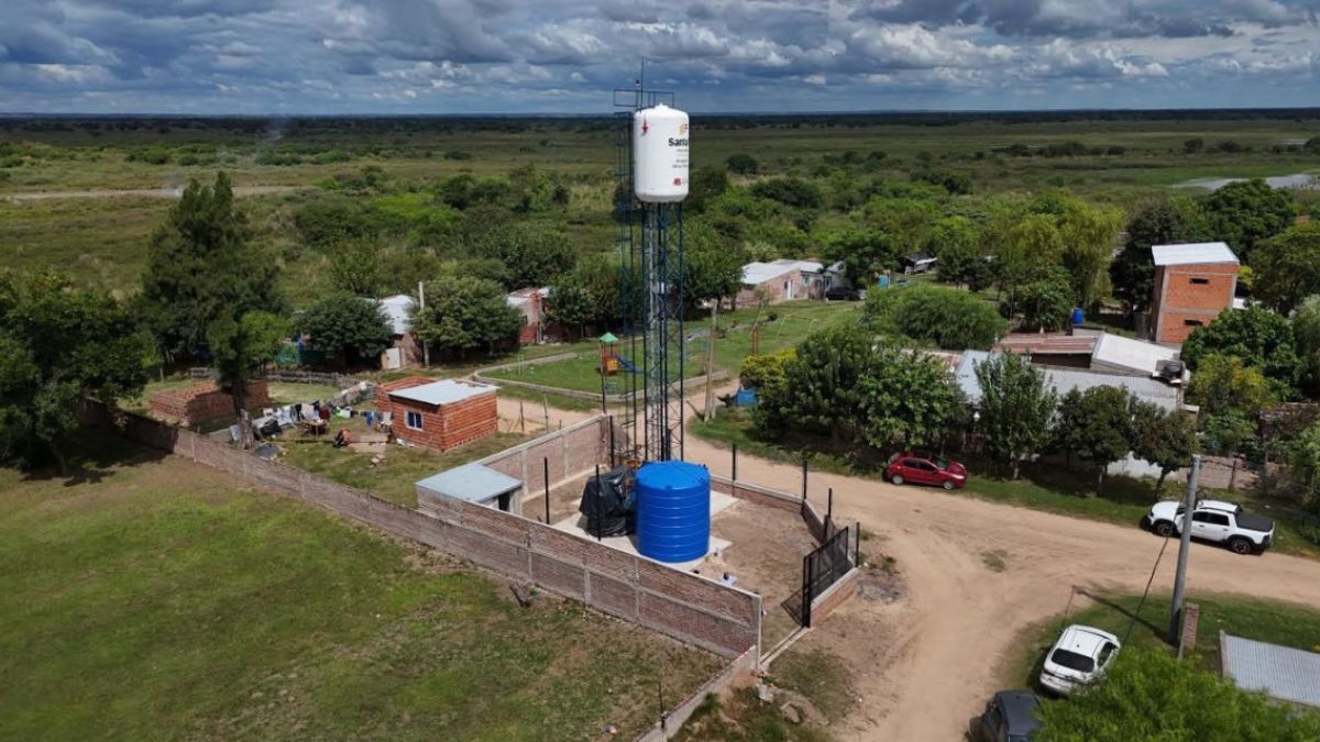La obra garantizará el acceso al agua a más de 400 familias de Santa Rosa de Calchines. La inversión de la Provincia asciende a $ 374.462.063,50. La obra garantizará el acceso al agua a más de 400 familias de Santa Rosa de Calchines. La inversión de la Provincia asciende a $ 374.462.063,50.