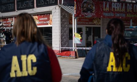 Policías de la entonces Agencia de Investigación Criminal custodiaban la escena del crimen de la víctima fatal del hecho. Policías de la entonces Agencia de Investigación Criminal custodiaban la escena del crimen de la víctima fatal del hecho.