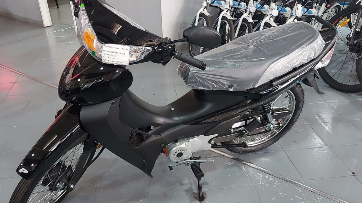 Dos hombres a bordo de otro motovehículo de alta cilindrada interceptaron a Márquez en la calle Arzeno, y se colocaron a la par de su moto Corven 110cc de color negro.