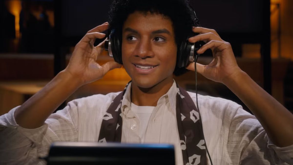 La película de Michael Jackson doblada al español modifica por completo la voz del reconocido artista. La película de Michael Jackson doblada al español modifica por completo la voz del reconocido artista.
