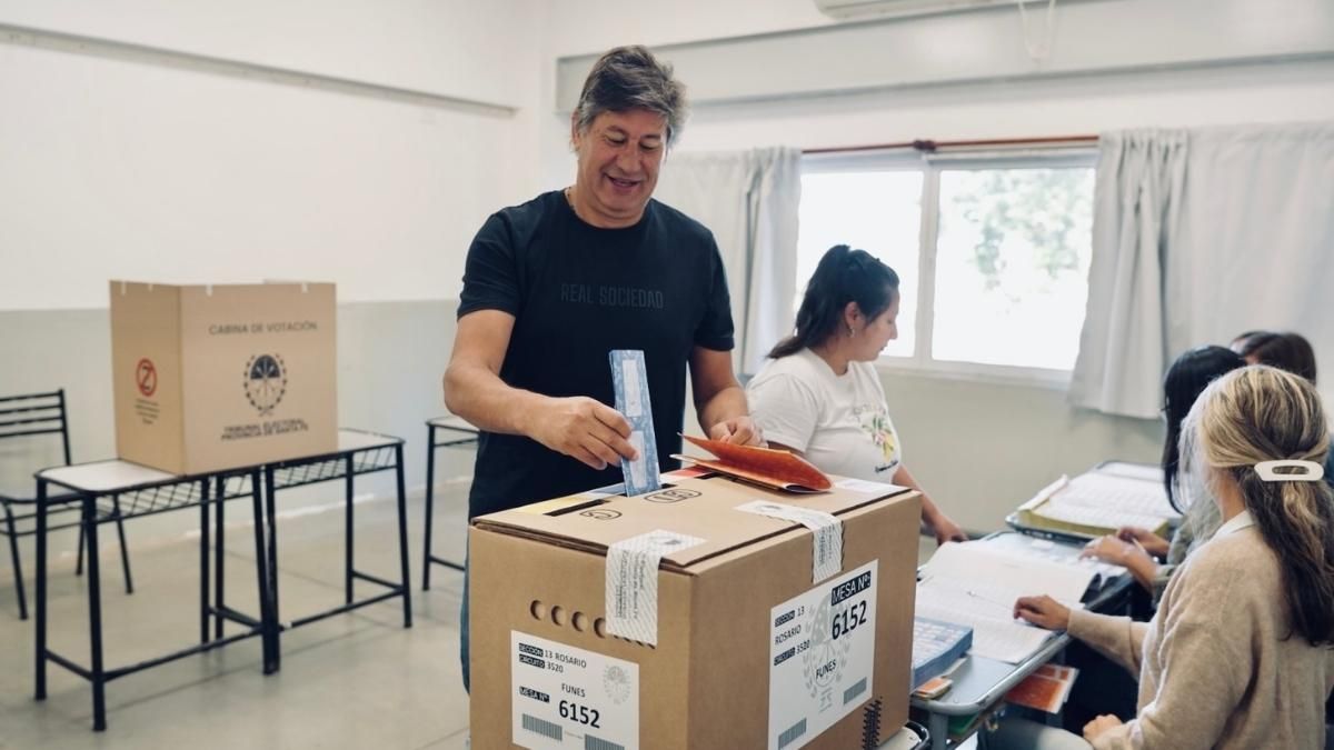 Roly Santacroce votó en la escuela Raúl Arino de Funes y destacó el rol de los intendentes como representantes directos de la voz de los vecinos.