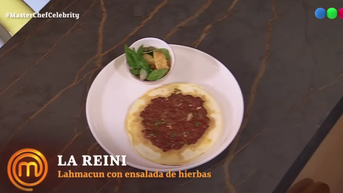 lahmacun con ensalada de hiervas..