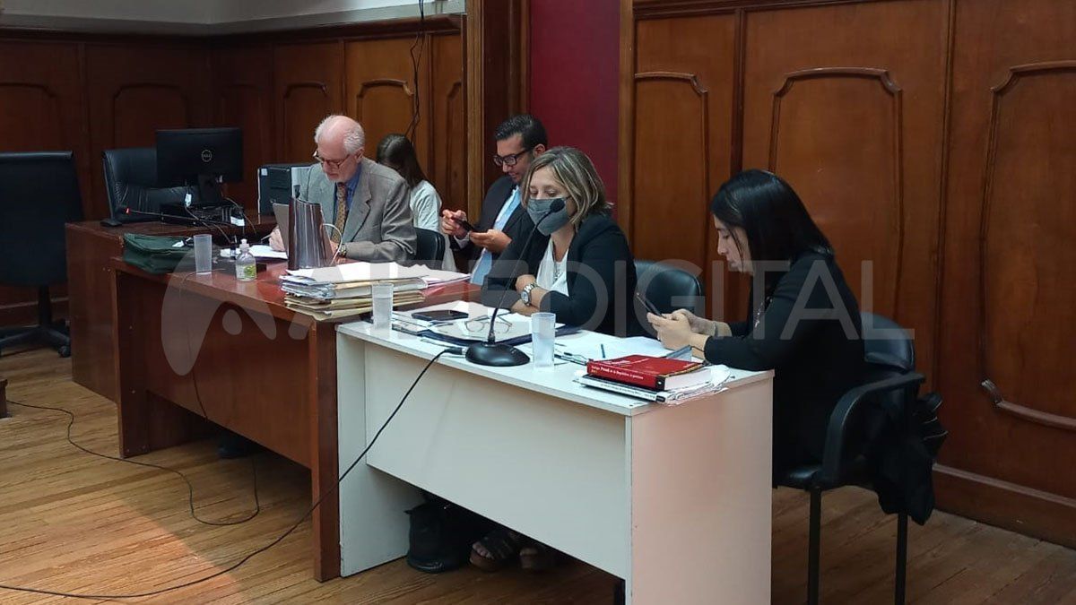 Eduardo Jauchen e Ignacio Alfonso Garrone, abogados querellantes en representación de la empresa, y las fiscales de Delitos Complejos Laura Urquiza y Mariela Jimenez