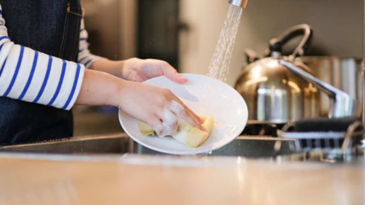 Ordenan retirar del mercado una marca de detergente por causar quemaduras a quienes lo usaron