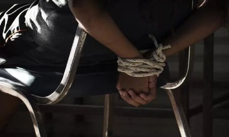 Los delincuentes maniataron a las víctimas para luego robarle sus pertenencias. Los delincuentes maniataron a las víctimas para luego robarle sus pertenencias.