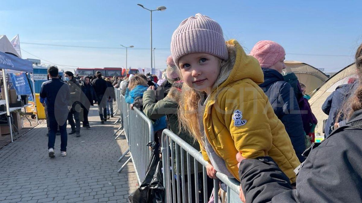 En la frontera, los refugiados ucranianos, que en la mayoría de los casos son niños y mujeres, reciben alimentos y los asesoran para trasladarse al interior de Polonia.