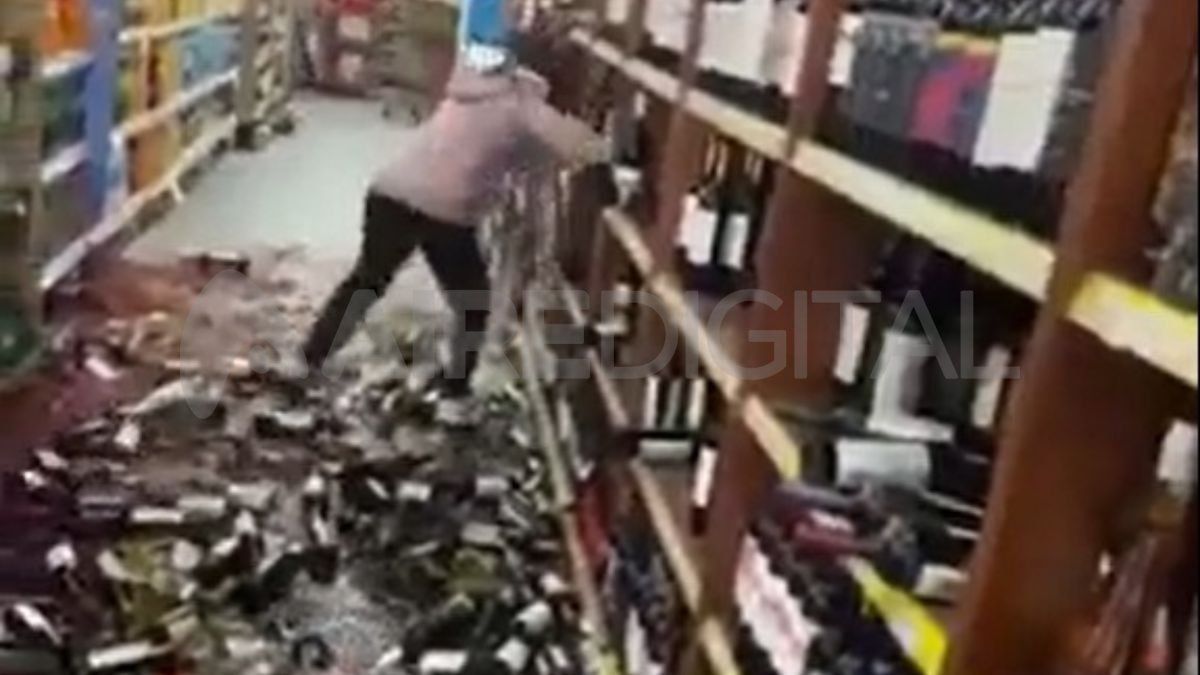 Captura del video que se viralizó donde Evelin arroja las botellas de la góndola de un supermercado donde fue despedida.