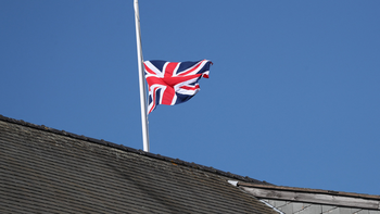 Reportes de la bandera a media asta en el Reino Unido serían falsos