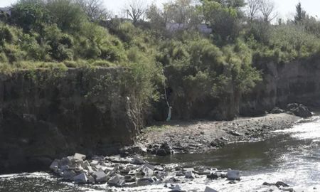 El hombre era vecino del barrio Supercemento, del oeste de Rosario, y había ido a pescar a Las Quebradas. El hombre era vecino del barrio Supercemento, del oeste de Rosario, y había ido a pescar a Las Quebradas.