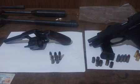 Tres hombres fueron aprehendidos con armas de fuego y equipos de aire comprimido modificados. Tres hombres fueron aprehendidos con armas de fuego y equipos de aire comprimido modificados.