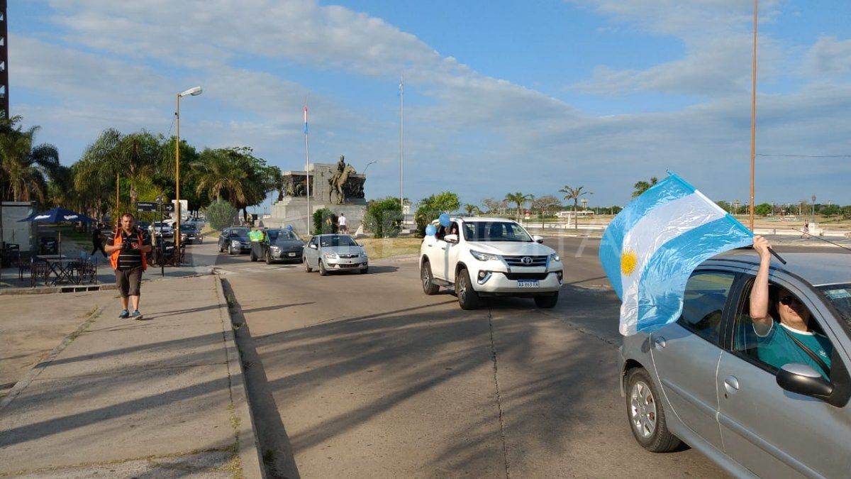 La caravana de padres y estudiantes del las escuelas secundarias y primarias de Santa Fe reclamaron la vuelta a las clases presenciales.&nbsp;