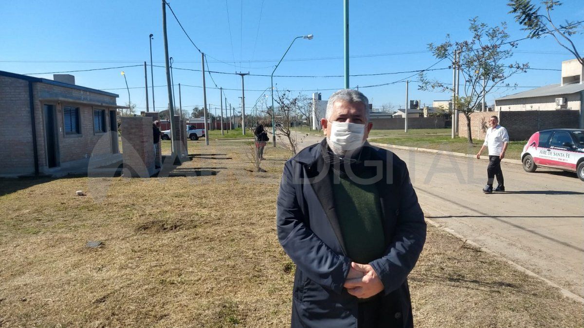 Adolfo Avallone secretario administrativo de ATE, habló en el móvil de Aire de Santa Fe y afirmó que semana de por medio están entregando entre dos y cuatro casas, y que la idea es seguir de la misma forma hasta fin de año.