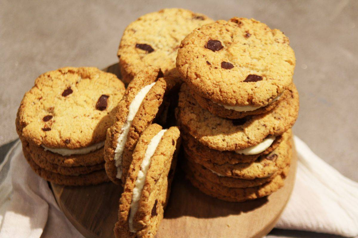 Cómo hacer alfajores de helado con cookies y chispitas
