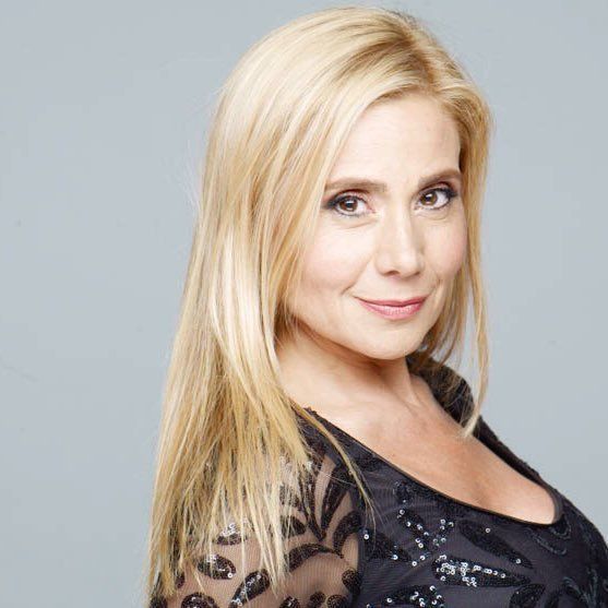 El gesto no le gustó para nada a Andrea Politti, la conductora del certamen, y amenazó con no comenzar el ciclo de costura hasta que el participante no se quitara la cinta.