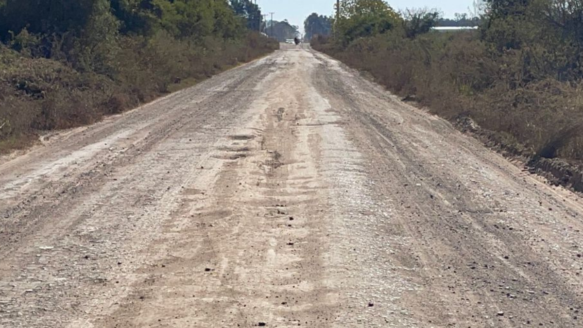 Pozos, barro y desniveles: así luce hoy Camino Cha Roga, una vía clave para vecinos de Santo Tomé.