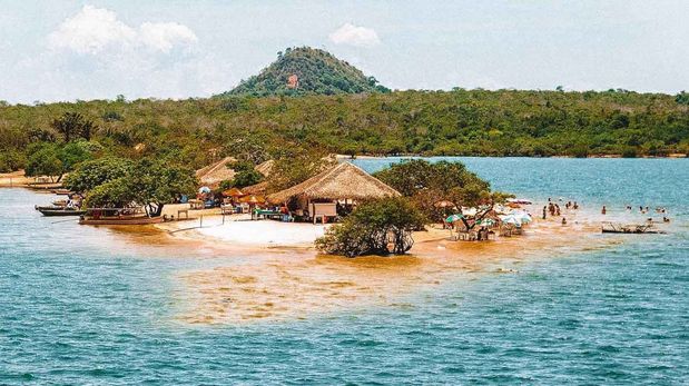 El régimen de lluvias del Amazonas determina la fisonomía de la región, alternando cada seis meses entre playas paradisíacas y extensas selvas navegables.