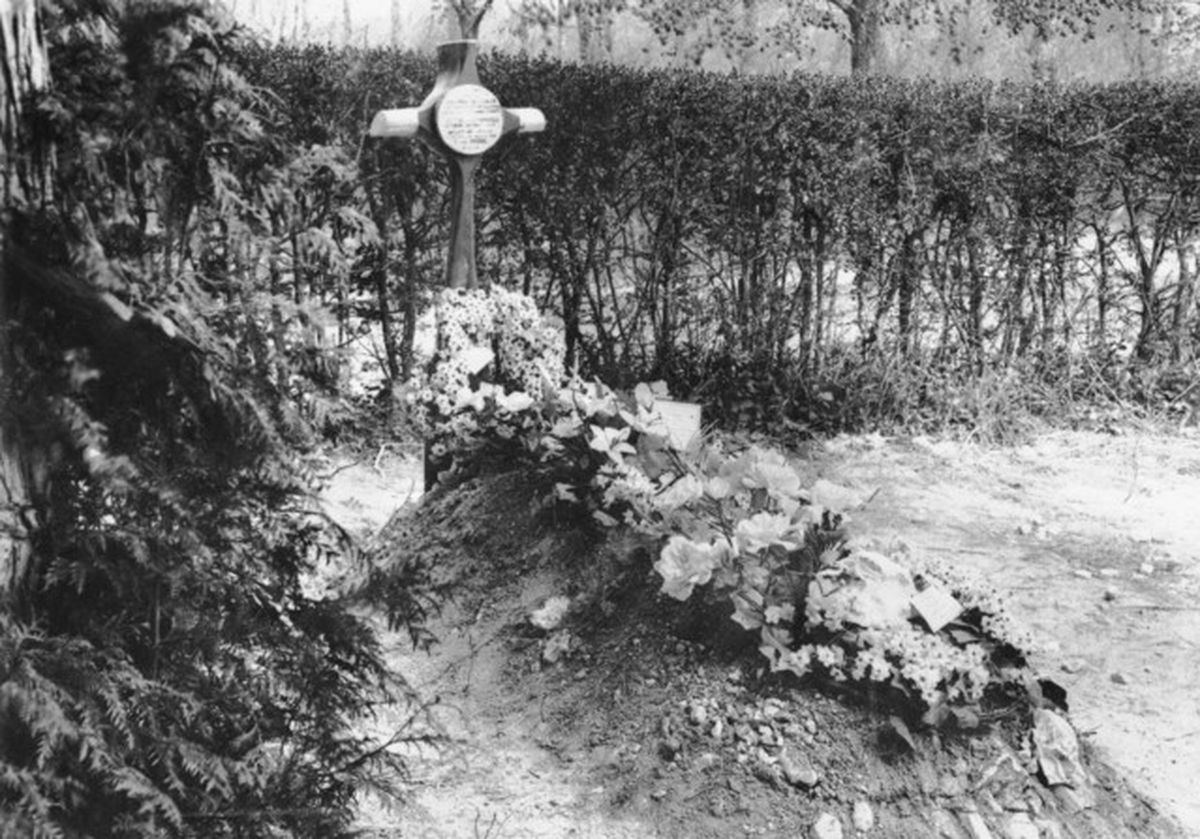 La cruz de la tumba de von Richthofen fue hecha con la hélice de un RE.8. Una de las coronas decía: La cruz de la tumba de von Richthofen fue hecha con la hélice de un RE.8. Una de las coronas decía: