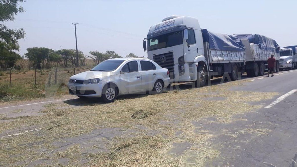 Un camión perdió su carga de pasturas y ésta pegó contra un hombre provocándole la muerte.