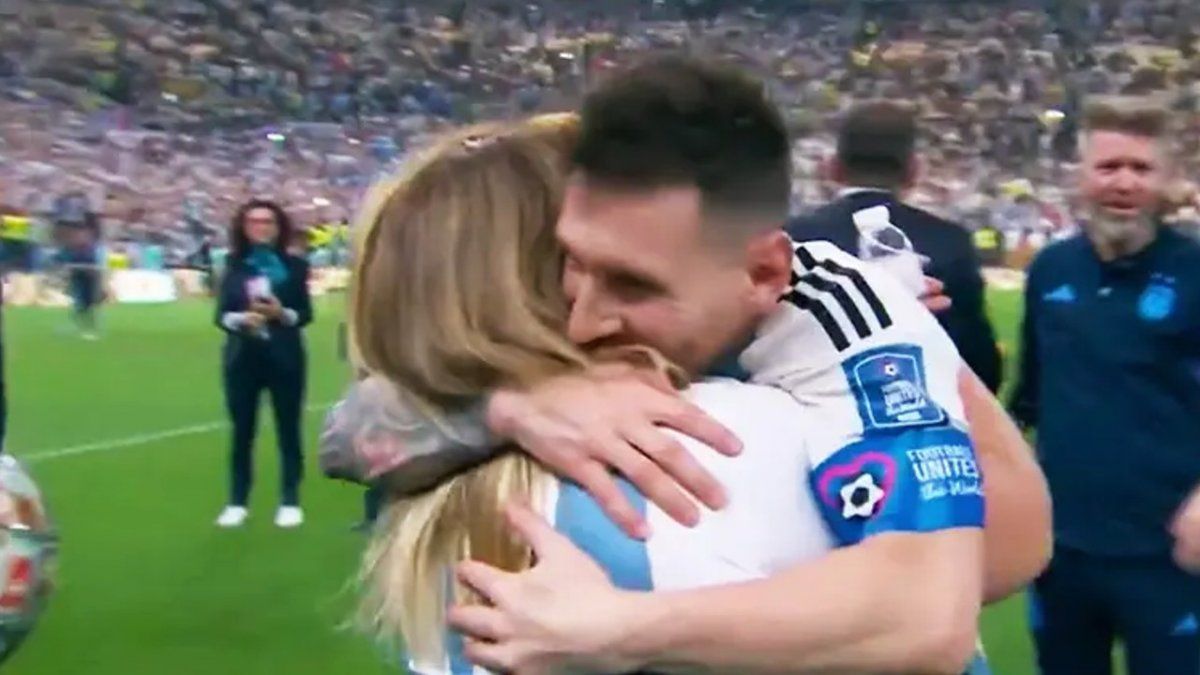 La confundieron con la madre: quién es la mujer a la que Messi le dio el abrazo