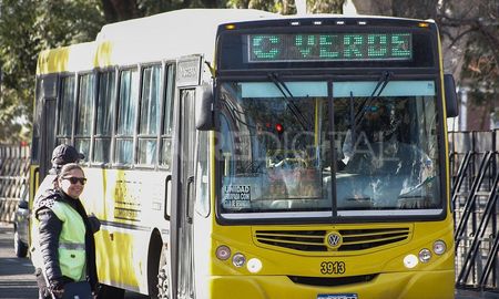 El subsecretario de Transporte y Logística de Santa Fe, Jorge Henn, aseguró que la crisis del sistema de transporte público en el interior del país responde, en gran medida, al retiro del financiamiento nacional (subsidios). El subsecretario de Transporte y Logística de Santa Fe, Jorge Henn, aseguró que la crisis del sistema de transporte público en el interior del país responde, en gran medida, al retiro del financiamiento nacional (subsidios).