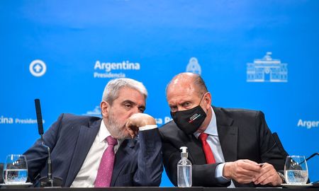Aníbal Fernández y Omar Perotti presentarán a los gendarmes que llegaron a Santa Fe. Aníbal Fernández y Omar Perotti presentarán a los gendarmes que llegaron a Santa Fe.