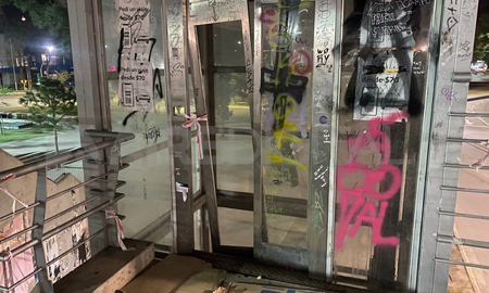 El ascensor fue inaugurado en el 2009 pero hace años que no funciona y está vandalizado. El ascensor fue inaugurado en el 2009 pero hace años que no funciona y está vandalizado.