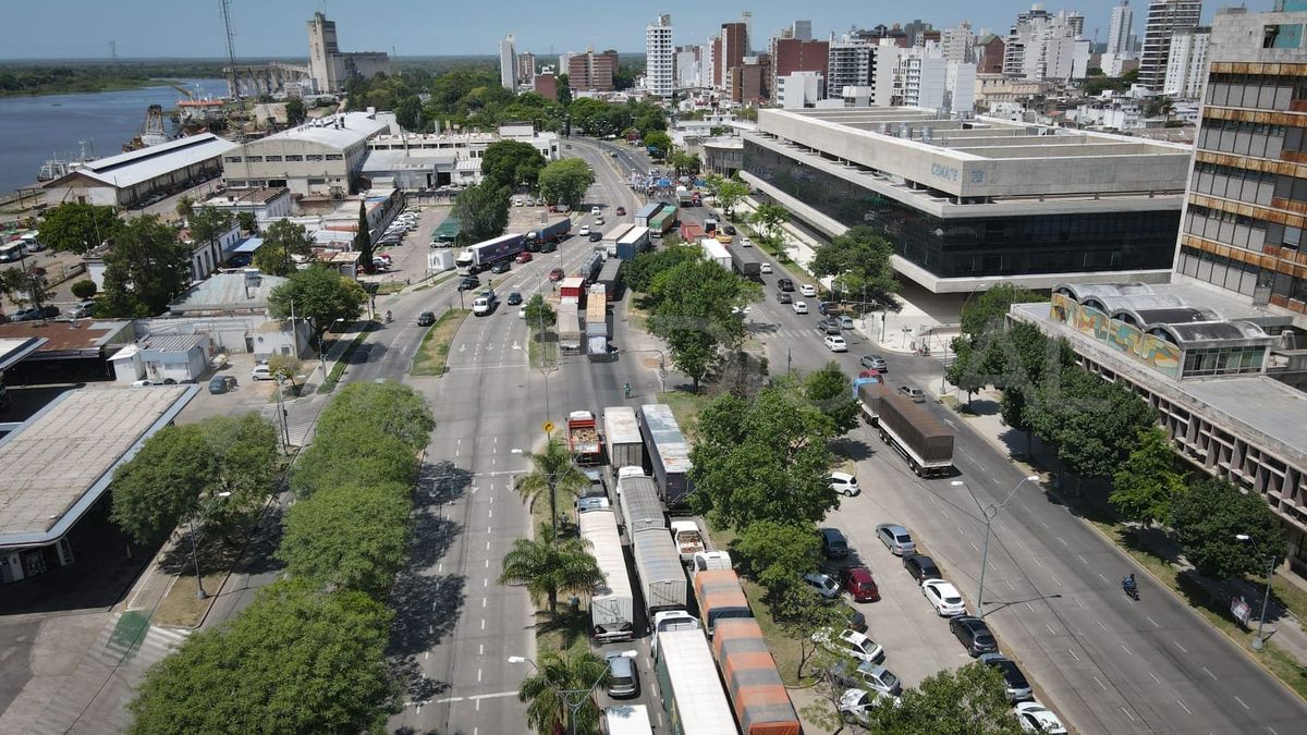 El tránsito se complicó en el centro para los autos y en la avenida para el tránsito pesado.