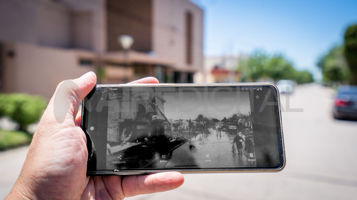 El antes y el después. A 50 años, el hotel California sigue de pie. En la imagen en blanco y negro se puede el paragolpes incrustado en el frente.