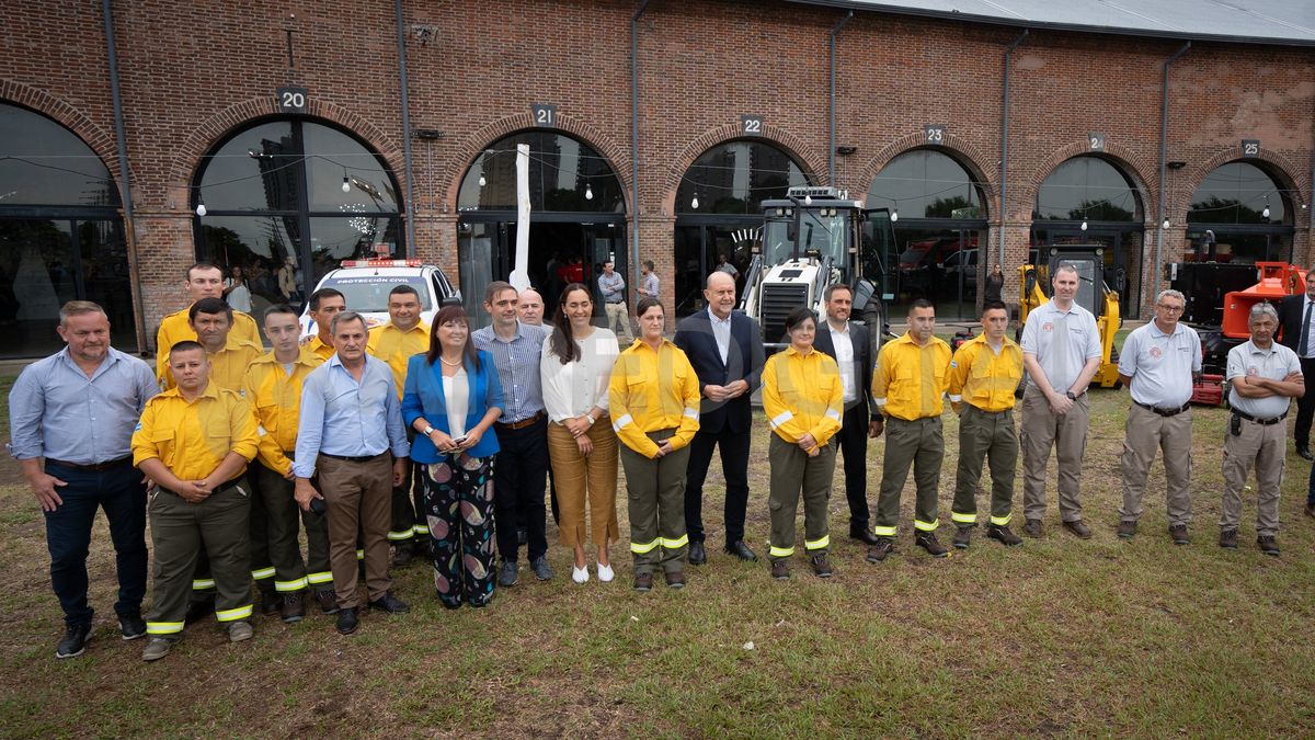 Este jueves, en Santa Fe, Perotti y Cabandié entregaron equipamiento para el combate de incendios forestales.