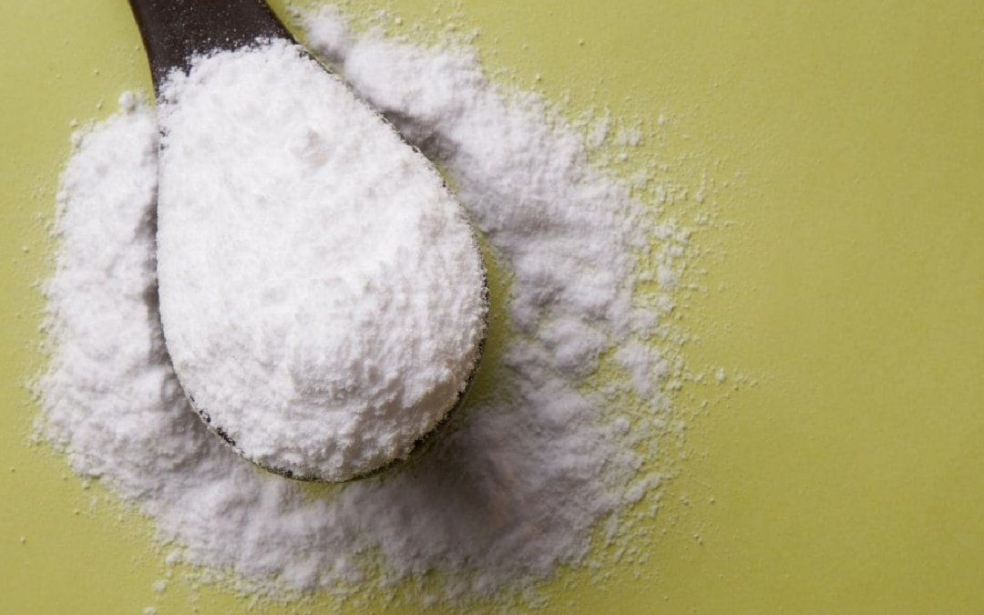 El bicarbonato de sodio es uno de los ingredientes naturales más efectivos para combatir las agresiones externas que sufren los pies a lo largo de nuestra vida.