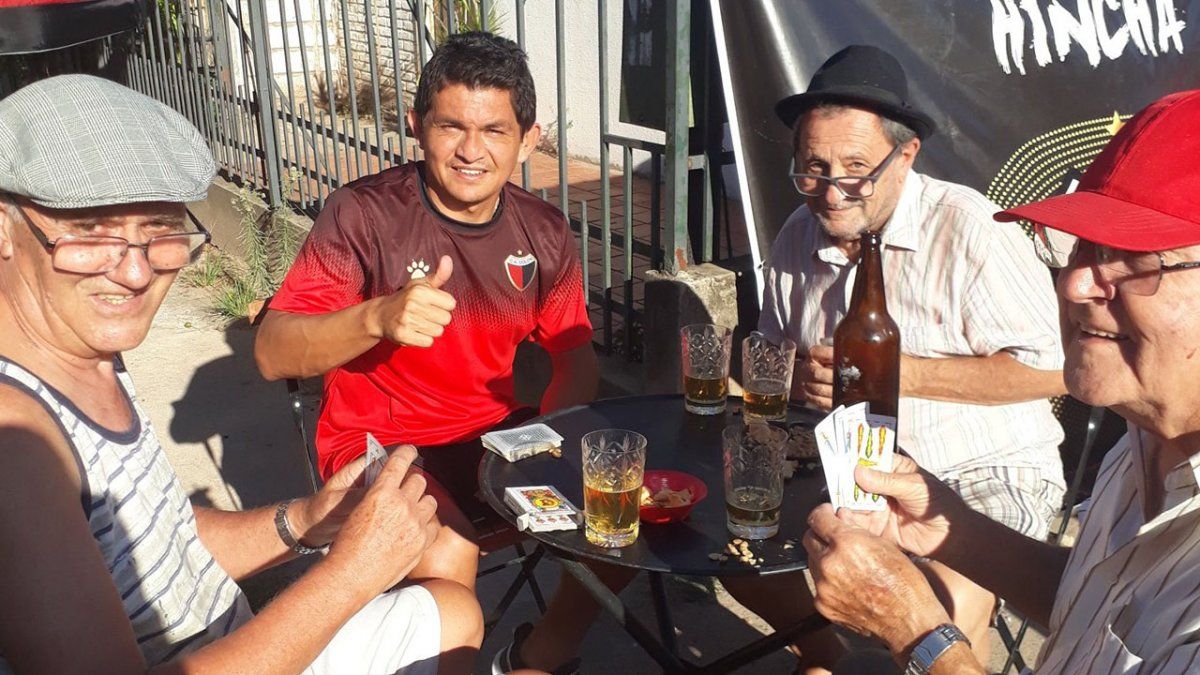El Club Atlético Colón visitó el barrio El Pozo y Luis Miguel Rodríguez jugó al truco con tres vecinos en plena vereda.