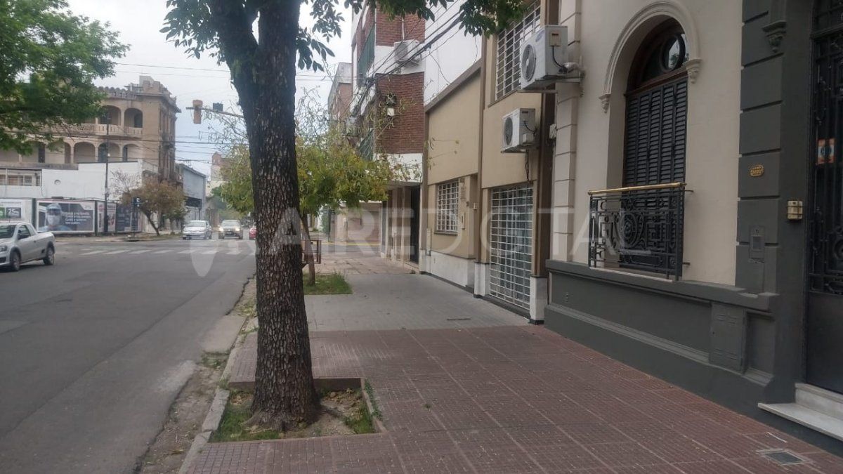 Entradera en barrio Candioti Sur: le robaron una cuantiosa suma en dólares y pesos a un anciano de 81 años