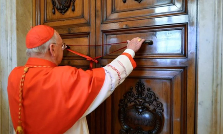 El papa Francisco murió a los 88 años y, según dispuso el protocolo, su cuerpo fue depositado en un féretro en la capilla de la Domus vaticana. El papa Francisco murió a los 88 años y, según dispuso el protocolo, su cuerpo fue depositado en un féretro en la capilla de la Domus vaticana.