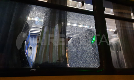 La ventanilla del colectivo resultó totalmente dañada en el trayecto por ruta 1. La ventanilla del colectivo resultó totalmente dañada en el trayecto por ruta 1.