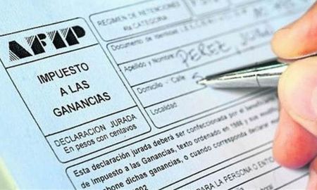 El Ejecutivo está terminando de afinar los detalles del impuesto a las ganancias, pero el proyecto será ingresado en la Cámara de Diputados en las próximas horas. El Ejecutivo está terminando de afinar los detalles del impuesto a las ganancias, pero el proyecto será ingresado en la Cámara de Diputados en las próximas horas.