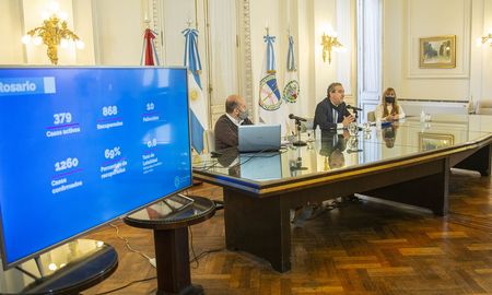 El intendente de Rosario brindó una conferencia de prensa junto al secretario y la subsecretaria de Salud. El intendente de Rosario brindó una conferencia de prensa junto al secretario y la subsecretaria de Salud.