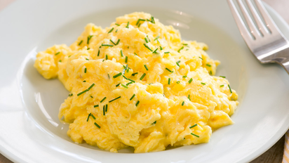 Ni con aceite ni con manteca: el secreto para unos huevos revueltos más cremosos