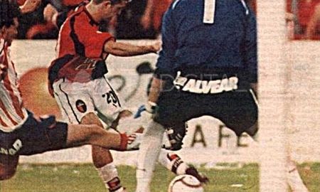 La Gaviota Migliónico, a punto de convertir su gol en el agónico clásico que ganó Colón en el Torneo Apertura 2002. La Gaviota Migliónico, a punto de convertir su gol en el agónico clásico que ganó Colón en el Torneo Apertura 2002.