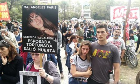 María de los Ángeles Paris fue golpeada, esposada y sostenida boca abajo antes de morir en la Comisaría 10ª de Rosario. María de los Ángeles Paris fue golpeada, esposada y sostenida boca abajo antes de morir en la Comisaría 10ª de Rosario.