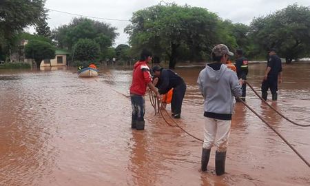 Por inundaciones, evacúan a decenas de familias en el Norte y Este de Salta. Por inundaciones, evacúan a decenas de familias en el Norte y Este de Salta.