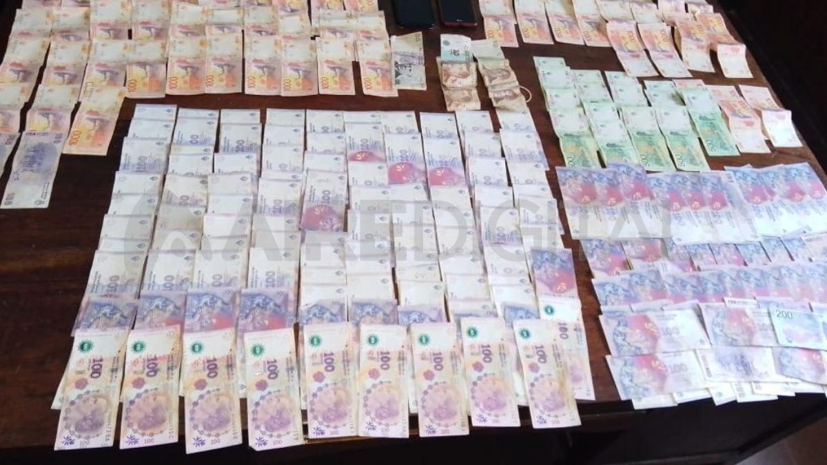 El dinero incautado a los estafadores.