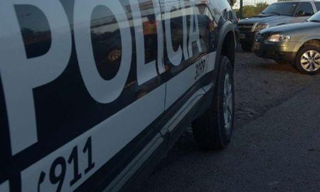 Una mujer se convirtió en víctima de un robo este jueves a la mañana en un barrio de Mendoza cuando tres delincuentes la sorprendieron en el interior de su vivienda. Los delincuentes encerraron a la víctima de 63 años en el baño y le robaron 150 mil pesos. Una mujer se convirtió en víctima de un robo este jueves a la mañana en un barrio de Mendoza cuando tres delincuentes la sorprendieron en el interior de su vivienda. Los delincuentes encerraron a la víctima de 63 años en el baño y le robaron 150 mil pesos.