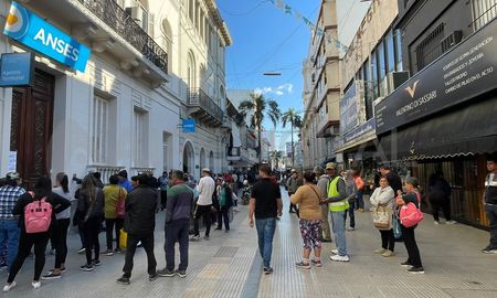 La mayoría de las personas que realizan la fila para acceder al beneficio de Anses vive de changas y trabajo no registrado. La mayoría de las personas que realizan la fila para acceder al beneficio de Anses vive de changas y trabajo no registrado.