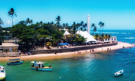 El Proyecto Tamar en Praia do Forte no solo protege a las tortugas marinas, sino que funciona como el motor económico de la villa, fomentando un turismo que respeta los ciclos de la naturaleza. El Proyecto Tamar en Praia do Forte no solo protege a las tortugas marinas, sino que funciona como el motor económico de la villa, fomentando un turismo que respeta los ciclos de la naturaleza.