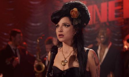 Marisa Abela captura la complejidad emocional de Amy Winehouse en Back to Black, ofreciendo una nueva perspectiva sobre la vida tumultuosa de la icónica cantante. Marisa Abela captura la complejidad emocional de Amy Winehouse en Back to Black, ofreciendo una nueva perspectiva sobre la vida tumultuosa de la icónica cantante.