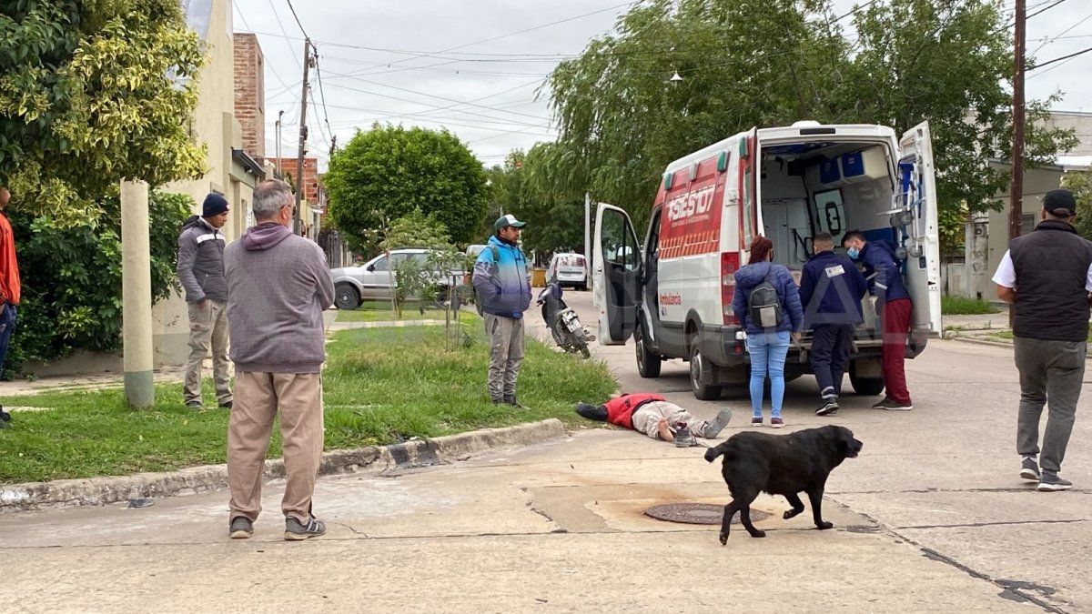 Accidente en barrio María Selva: un auto chocó contra una moto en Alberdi y Castelli.
