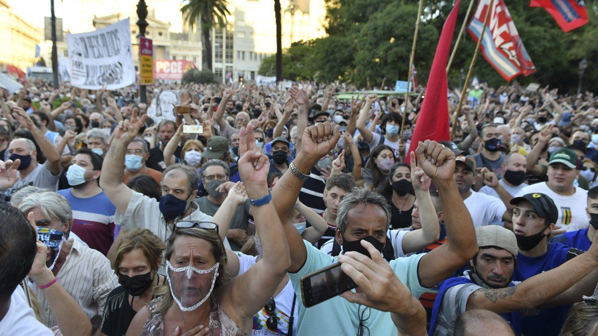 Concentración frente a Tribunales para protestar contra la Corte Suprema de Justicia de la Nación.