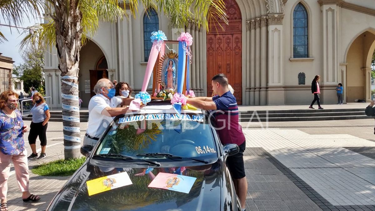 En el día de la Virgen de Guadalupe los taxistas celebraron la fecha en caravana.